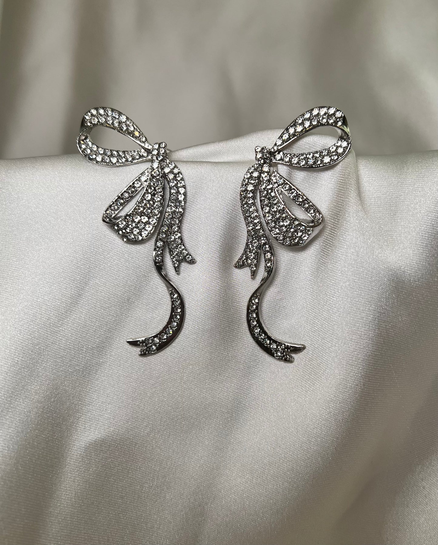 Side bow crystal earrings