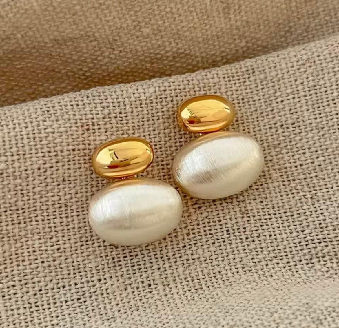 Oval pearl stud earrings