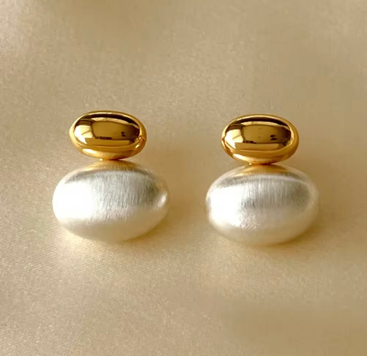 Oval pearl stud earrings